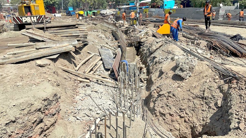 developingpak's tweet image. Work on the construction of an underpass at Bhati Chowk continues day and night. 

The remodeling and construction of an underpass in the busiest area of  the city will benefit millions of vehicles daily.۔

#BhatiChowk #Lahore #Punjab #Pakistan 🇵🇰