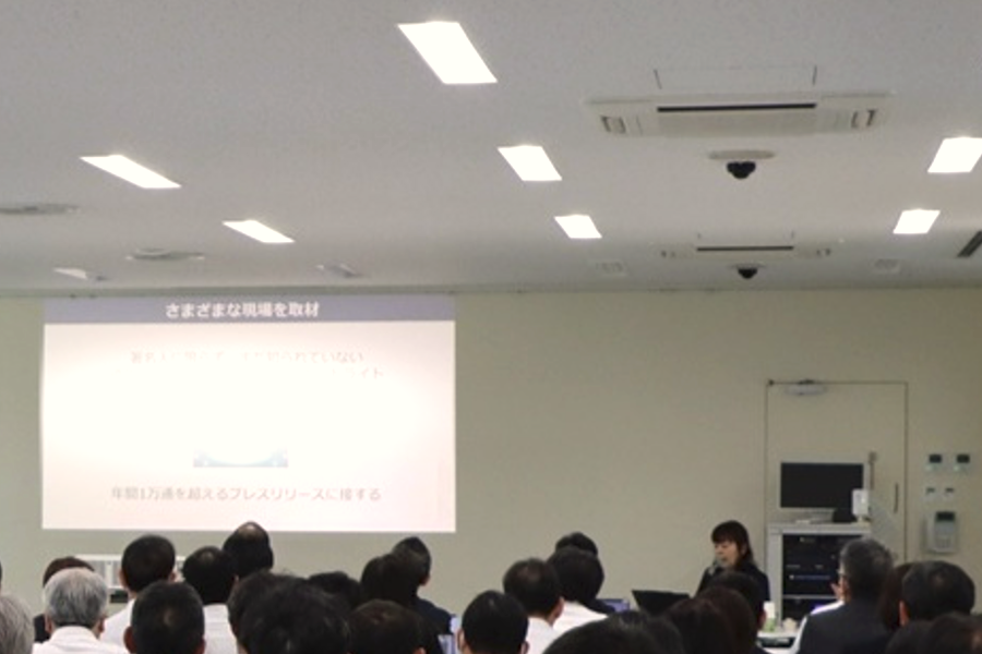 Tsurumar's tweet photo. 先日、茨城県日立市の広報研修で「取材されるためのプレスリリース」についてお話ししました。

日立市は、私が生まれ育ったまち。
海に山、食、人のあたたかさや取り組みなど、本当に魅力あふれるところです。

たとえば、ランドセルの無料配布。
昭和のオイルショックをきっかけに1975年に始まった、50年以上続く子育て支援です。
もちろん「ラン活」とは無縁。

海風がすがすがしく、昨年の夏は猛暑日ゼロ。
日本最古といわれる地層があり、
約5億年以上前の岩が身近にあるのも、日立ならではです。 

拙著でおなじみ（？）サツマイモはもちろん、
山の幸、海の幸にも恵まれています。 

私自身、地元の魅力をあらためて認識する機会にもなりました。