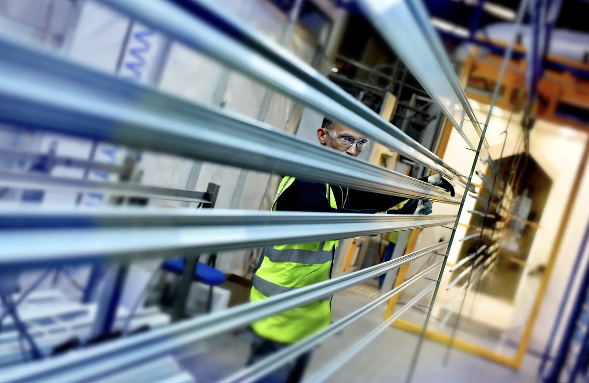 vertikalltd's tweet image. Lets talk Matt finishes.....Matt Finishes Continue to lead the way throughout 2025. A notable entry was White Aluminium. Its inclusion reflects both the growing demand for subtle metallics within modern architectural finishes #powdercoating #aluminium #colour