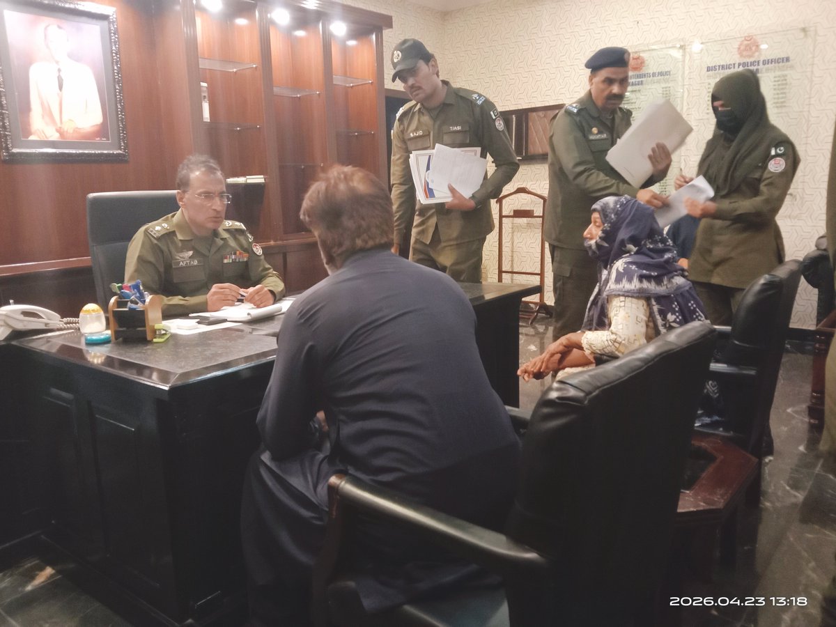 Police_Kasur's tweet image. ڈی پی او قصور آفتاب احمد پھلروان  نے"اوپن ڈور پالیسی"کے تحت اپنے آفس میں کھلی کچہری کا انقعاد کیا، شہریوں کی پولیس کے متعلق شکایات کو سنا اور ان کے حل کے لیۓ موقع پر ہی احکامات جاری کیۓ
#PunjabPolice #awareness #CrimeFreeKasur