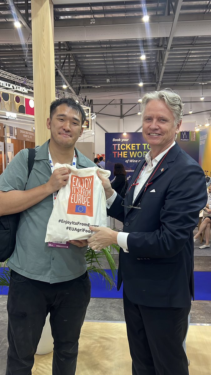 Celebrating strong 🇸🇬 🇪🇺partnerships at @fha_sg where the EU shines as the Region of Honour ✨

Stronger cooperation ➡️Greater opportunities➡️Shared excellence

Ambassador Artis Bērtulis visited the European Pavilion at ProWine, that spotlights the very best of Europe’s agri-food