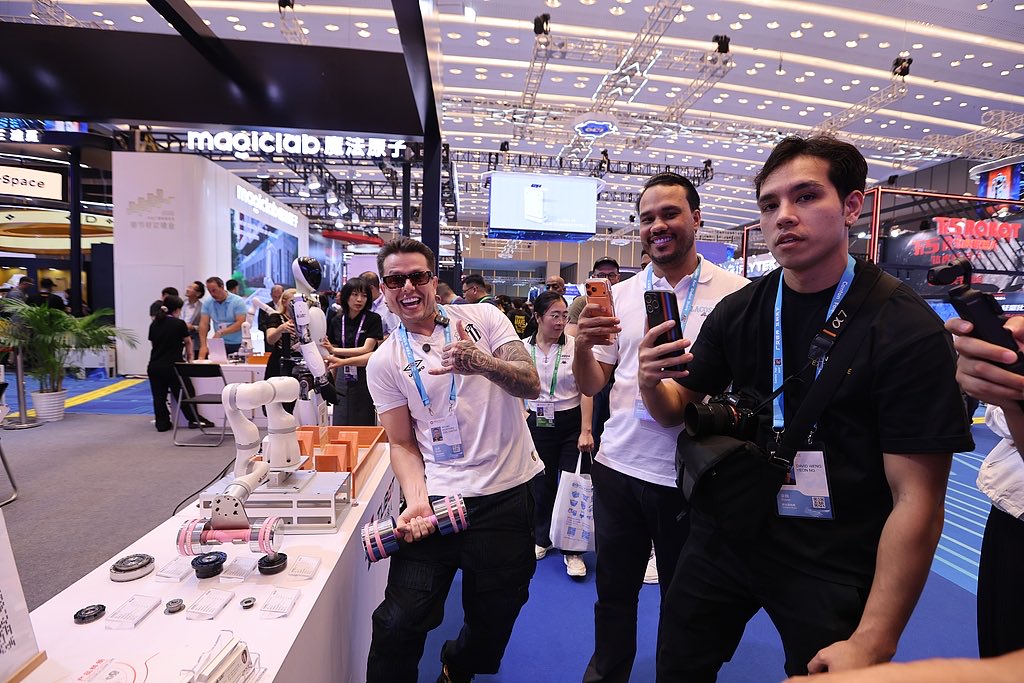 CGTNGlobalBiz's tweet image. Global buyers were smitten by smart robots at the 139th Canton Fair!
4,200 sqm dedicated Service Robot Zone. 
46 top enterprises. 
China's cutting-edge robot tech on full display.
#CantonFair #Robotics #TechInnovation