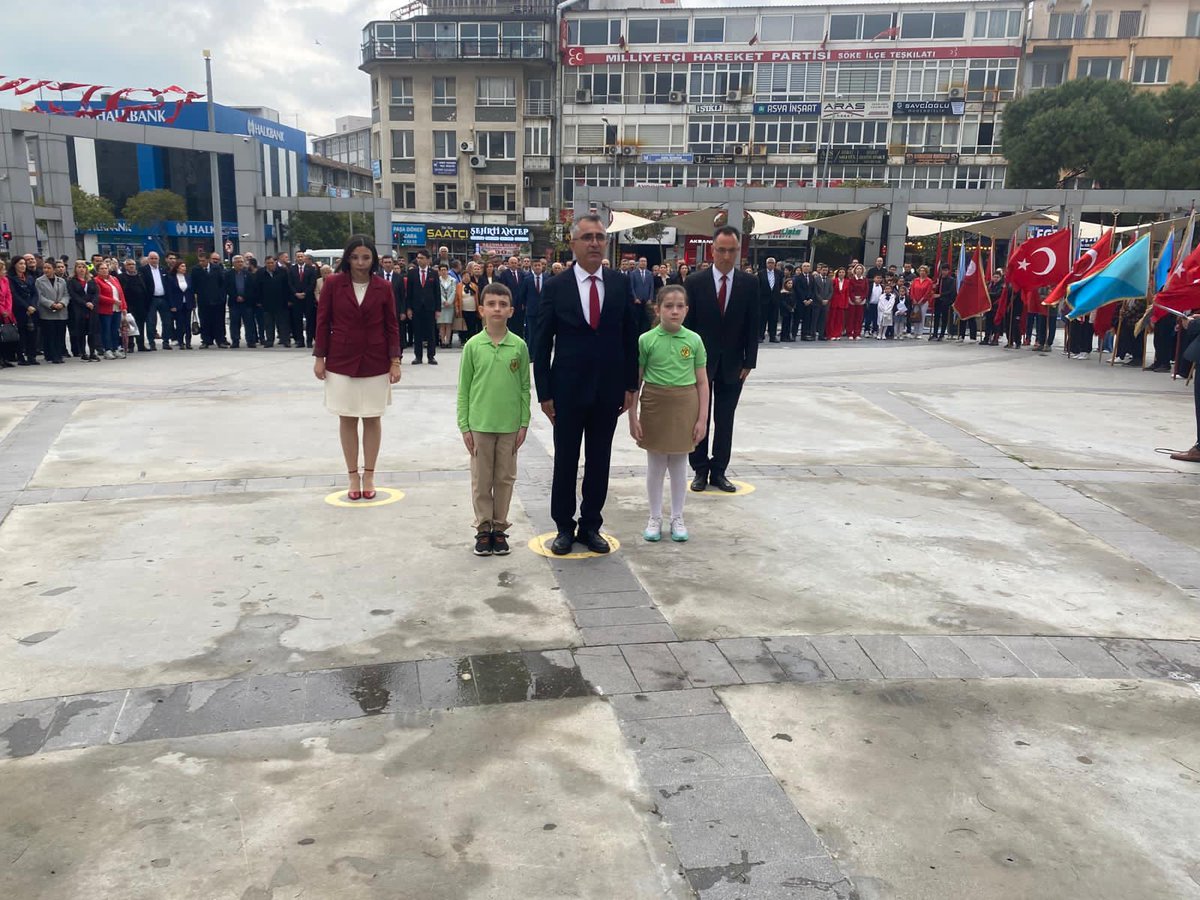 sokemem's tweet photo. 🇹🇷 23 Nisan Ulusal Egemenlik ve Çocuk Bayramı kapsamında;
İlçe Millî Eğitim Müdürümüz Sayın Mustafa Uğurlu, iki minik öğrencimizin eşliğinde Mustafa Kemal Atatürk’ün aziz hatırasına Atatürk Anıtı’na çelenk sunma törenini gerçekleştirdi.
 🇹🇷✨ https://t.co/WP2WvIJrcJ