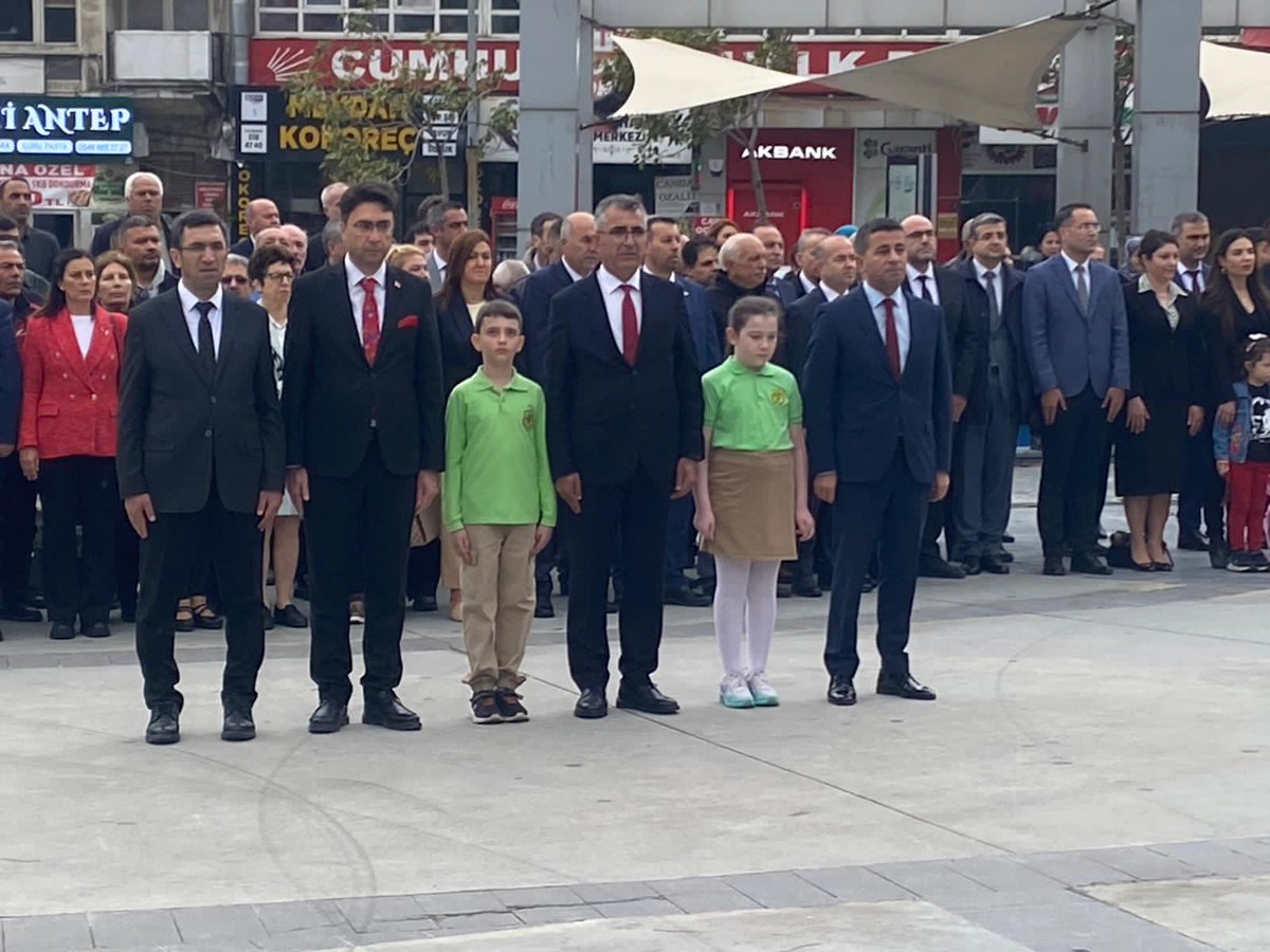 sokemem's tweet photo. 🇹🇷 23 Nisan Ulusal Egemenlik ve Çocuk Bayramı kapsamında;
İlçe Millî Eğitim Müdürümüz Sayın Mustafa Uğurlu, iki minik öğrencimizin eşliğinde Mustafa Kemal Atatürk’ün aziz hatırasına Atatürk Anıtı’na çelenk sunma törenini gerçekleştirdi.
 🇹🇷✨ https://t.co/WP2WvIJrcJ