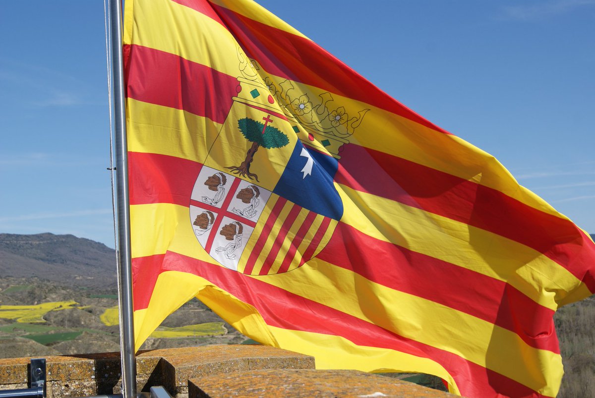 En este día día Aragón me gustaría pedir que todos fuésemos uno. Que lucharamos por lo nuestro sin confrontación alguna. Que no hubiese divisiones entre nosotros por ser de X pueblo o X ciudad. 
Somos pocos y si nos dividimos todavía es peor. 

Pasen un feliz día 🐉💛❤️💛❤️💛❤️💛
