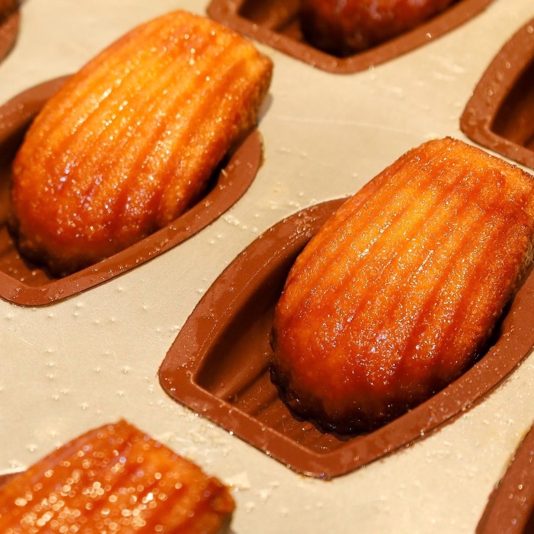 souri_bkk's tweet photo. Madeleines tteok สัมผัสความอร่อยผ่านขนมที่เราอบสดใหม่ทุกวัน เนื้อสัมผัสกรอบนอกนุ่มใน มีให้เลือก 2 รสชาติ 

🧈 Vanilla butter
🍫 Choco

แถมเรายังมี Vanilla butter milk dipping sauce เพิ่มความอร่อยขึ้นไปอีก 😋

📍จำหน่ายเฉพาะที่ SOURI สาขา Dusit Central Park ชั้น G  
*สินค้ามีจำนวนจำกัดต่อวัน
 #SOURI #SOURIBKK