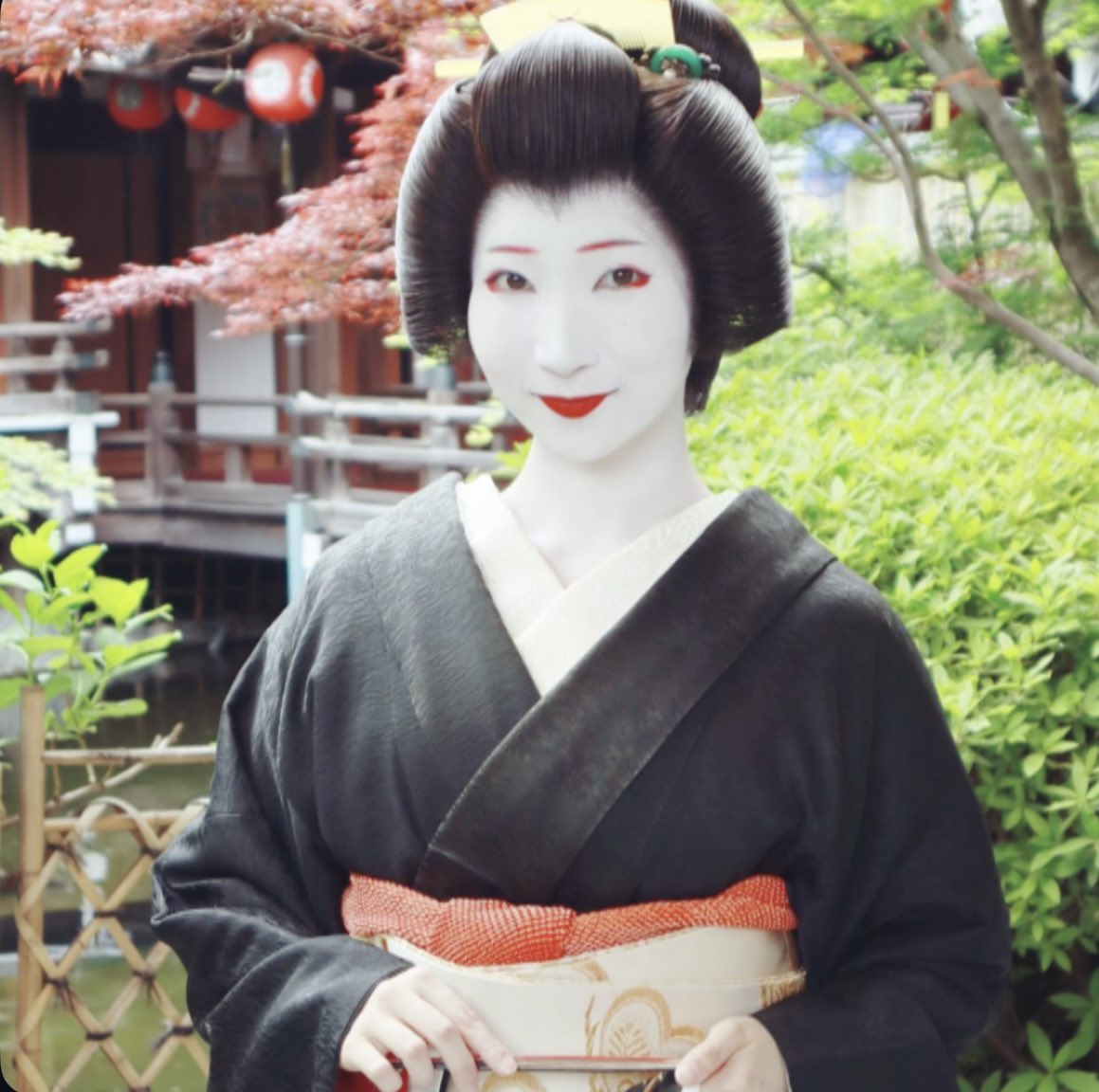 omorikenji's tweet photo. 上七軒のNo.1舞妓の「さと葉」が襟替えをしました。ずば抜けてコミュ力の高い子。
舞妓の時は好みのタイプや恋愛結婚の話で盛り上がりました✨
また遊ぼうね！おめでとう！

#京都 #舞妓 #芸妓 #さと葉 https://t.co/vgxT5OLG0X