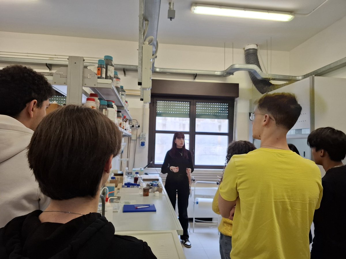 CnrIpcf's tweet photo. Il 14 aprile si è concluso il progetto Scuola-Lavoro tra il Liceo Scientifico Leonardo da Vinci di Reggio Calabria e il CNR-IPCF di Messina: 167 studenti protagonisti tra ricerca, AI, astrobiologia, energia pulita e tecnologie avanzate. Un ponte concreto tra scuola e scienza 🚀�� https://t.co/FzOHiQXJov