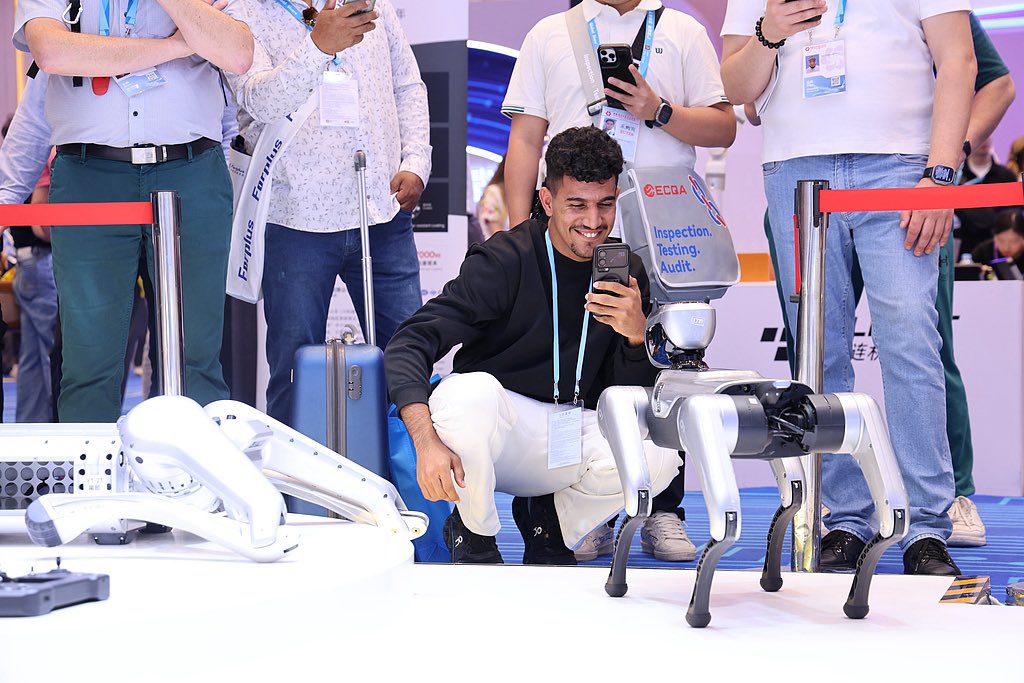 CGTNGlobalBiz's tweet image. Global buyers were smitten by smart robots at the 139th Canton Fair!
4,200 sqm dedicated Service Robot Zone. 
46 top enterprises. 
China's cutting-edge robot tech on full display.
#CantonFair #Robotics #TechInnovation