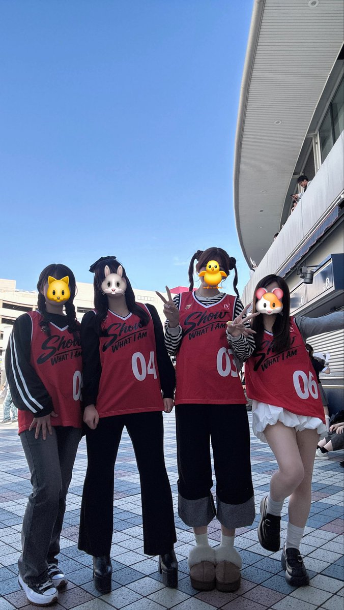 m_mirerin's tweet photo. IVEのライブ参戦服作って参戦した🫶🏻
(立ち位置まで真似したのに写真内カメで撮ったから文字戻したら場所まで反転した🥲)
京セラ1日目でみんなビジュえぐすぎて誰ペンかわからんくらい全員に対してかわいい言ってた😹😹😹
れいぴょんの制服ツインたまらんかった🥹🫶🏻🫶🏻🫶🏻 https://t.co/BO185NJoQi
