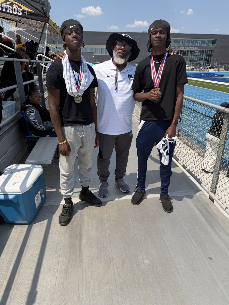 jetsweep33's tweet photo. It was a great day for the Riverdale Raiders at Region. On to Sectionals💪🏾💪🏾🔥🔥🔥 https://t.co/xysqMe4a1P