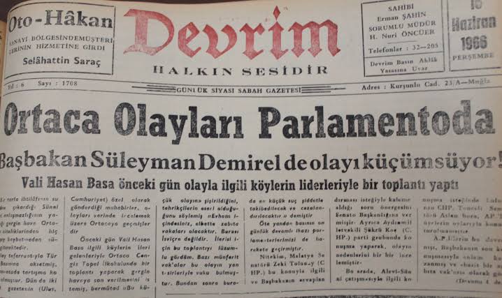 snfsvs21's tweet photo. Ortaca Katliamı: Cumhuriyet Döneminin İlk Sivil Alevi Katliamı|

Ortaca Katliamı Cumhuriyet döneminin karanlığa itilmiş birçok Alevi kıyımlarından biridir. O günlerde henüz Muğla'nın Köyceğiz ilçesinin bir beldesi olan Ortaca'da 5-16 Haziran 1966 tarihleri arasında gerçekleşen Tahtacı Alevilerine yönelik saldırılarda kaç kişinin hayatını kaybettiği halen kesin olarak bilinmiyor.

40'lı yıllarda çıkarılan Varlık Vergisi'ni ödemeyen azınlıkları cezalandırmak adına çalışma kampları inşa edilmesi planlanıyordu. Bu kamplardan biri de Tahtacı Alevilerinin yoğunca yaşadığı Dalaman'da olacaktı. Bu inşaat için köyleri gasp edilen Alevi köylüler Fevziye köyüne sürgün edildi. Fevziye köyü de Tahtacı Alevilerinin yaşadığı bir köy olsa da köyün arazisi büyüyen nüfusu taşıyabilecek nitelikte değildi. Dolayısıyla sürgün edilenler buradan da Ortaca'ya sürüldü. O dönemde henüz bataklık olan Ortaca'nın kurutulmasının ardından bölge tarıma elverişli oldu ve nüfusu artarak bir kasabaya dönüştü. Bunların ardından 1960 yılının başlarında Ortaca kasabası ve Fevziye köyü arasında geniş bir arazi devlet tarafından Nurcu Ağa Nazmi Yavuz'a verildi ve bölgede bulunan Kızılyurt köyüne Sünni nüfusun göçü devlet eliyle sağlandı.

Nurcu Ağa Nazmi Yavuz'un Fevziye köyüne çok yakın bir bataklığın kurutulması isteğini geri çevirmesi üzerine gerginlikler başladı. 6 yıl boyunca nispeten küçük çatışmalarla süren gerilim 1966 yılında asıl amacı bölgenin tamamına sahip olmak olan Ağa Nazmi Yavuz'un "Aleviler camilerimizi yıkıyor" yalanıyla 16 Sünni köyünden adam toplayarak Yeşil Bayrak altında yüzlerce kişiyi toplayıp kasabaya ve Fevziye köyüne saldırıya geçmesiyle büyüdü. İlk olarak Dalaman Çayı kenarında pamuk toplayan Tahtacı Alevisi kadın ve çocuklara saldıran silahlı grup, cesetleri hasırlara sararak Dalaman Çayına attılar. Ardından Ortaca kasabasına doğru yola çıkan silahlı grup; "Bu topraklar bizimdir, Tahtacılar dağlarınıza gidin", "Bir Tahtacı öldüren cennetliktir", "Alevilerin namusu olmaz", sloganlarıyla Ortaca kasabasına saldırdılar. Kasabadaki sinemayı içinde sahibi ve diğer insanlar varken diri diri yakan ve belde belediyesini basan saldırganlar, Alevi Belediye Başkanı Ziya Çavuş'un ilk saç ve sakalını keser sonrasında makamında zorla alıp yerine kendi adamlarını yerleştirdiler.

O günleri gören bir Tahtacı Alevisi şunu söyler: 

"Uzakta yeşil bayrağı görünce durumun farkına vardım ve dayıma hemen gidelim dedim. Gitmeye vaktimiz olmadığı için bir dükkanda saklandık. Gelen dumanların ne olduğunu ancak olay bitince anladık"

5 Haziran'daki saldırıdan bir hafta sonra yakacak aramaya çıkan bir Tahtacı Alevisi ailenin 4 Sünni tarafından saldırılmasının ardından sonraki gün Tahtacı Alevileri Nurcu Ağa'nın köyünü bastı, çıkan çatışmada bir Sünni köylü öldü.

Katliam ve çatışmalar 16 Haziran'a kadar devam etti bu sürede çok sayıda Tahtacı Alevisi evlerini geride bırakarak bölgeden göç etti, geride kalanlarsa saldırılara karşın tüfekleriyle nöbet tuttular.

12 gün süren katliamda kaç kişinin öldüğü halen bilinmemektedir. Saldırılara devlet güçleri müdahil olmamış ve devlet makamları saldırıların mezhepsel niteliğini reddederek, yüzlerce kişinin nasıl silahlanıp saldırıya geçtiğini umursamadan köylüler arasında tarla kavgası olarak niteleyip üstünü kapamıştır. Ortaca, konuyu araştıran tarihçilerce ilk sivil alevi katliamı olarak nitelendirilmektedir. Bu savı destekleyen birçok bulgu olmakla beraber olaylar üzerine detaylı bir araştırma yapılamamış, veya yaptırılmamıştır.