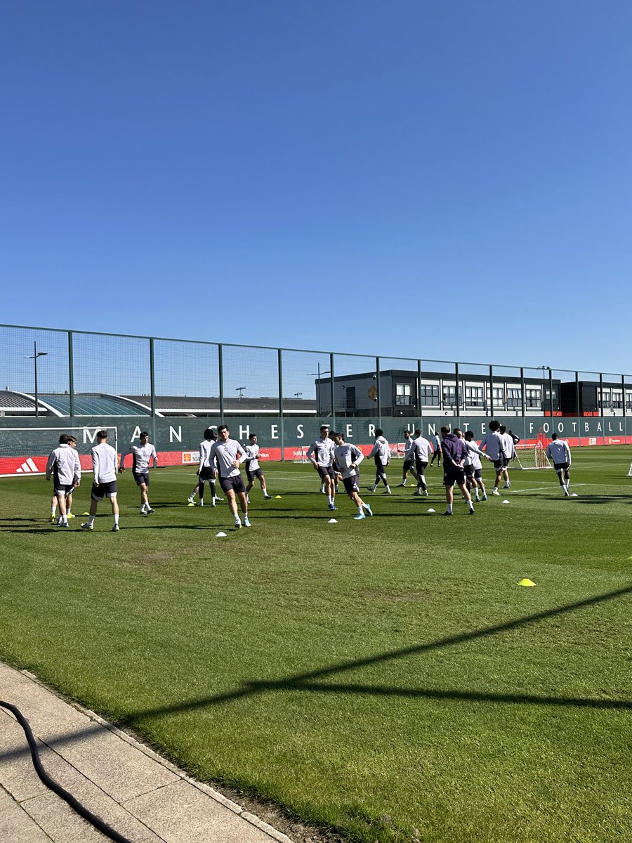 DanyalHKhan's tweet image. At #mufc training this morning - Leny Yoro not back yet but hopeful he’ll be fit for Monday v Brentford.

Matheus Cunha on a recovery day.

Rest of the squad there + Shea Lacey &amp;amp; Tyler and Jack Fletcher.
