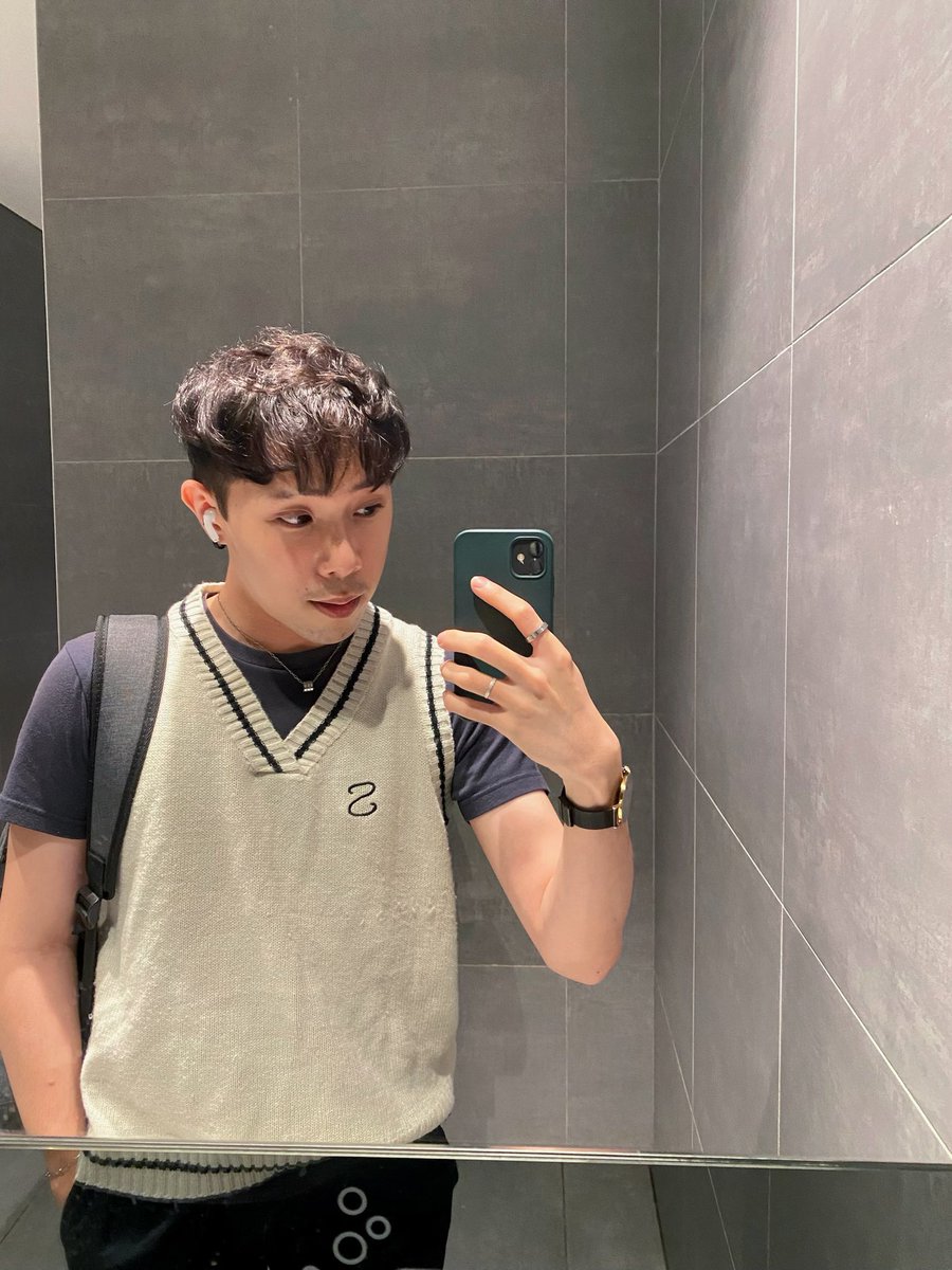 Heeshlee's tweet photo. Pakai mcm ni siap bawak backpack rasa mcm umur 17 balik, walaupun I’m actually closer to 30 😮‍💨 

Burnout nya kerja harini 😔 https://t.co/LiQ7HZvBpz