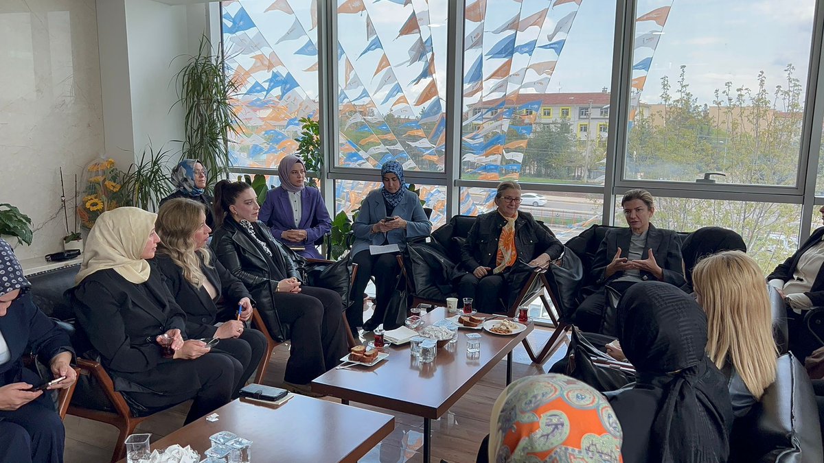 📍AK Parti Diyarbakır İl Başkanlığı

Genel Merkez Kadın Kolları Teşkilat Başkanımız Sayın Tülay Kaynarca, Genel Merkez Kadın Kolları MKYK Üyemiz ve Bölge Koordinatörümüz Sayın Sevil Can, İl Başkanımız Sayın Ömer İler ve İl Kadın Kolları Başkanvekilimiz Sayın Zelal Engin Kurt ile