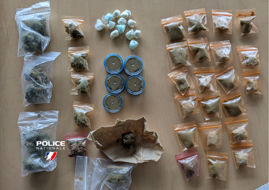 PoliceNat44's tweet image. #ContreLeNarcotrafic | Nos policiers du commissariat d’Orvault poursuivent les opérations dans le quartier du Breil à #Nantes, avec l’appui de la #CRS 82, afin de lutter contre les points de deal. Hier, ils ont découvert de l’herbe, de la résine de cannabis et de la cocaïne.