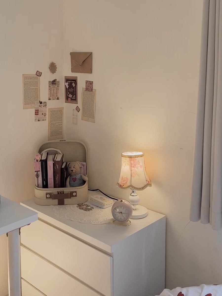 my cozy reading corner 📖🤎🛋️