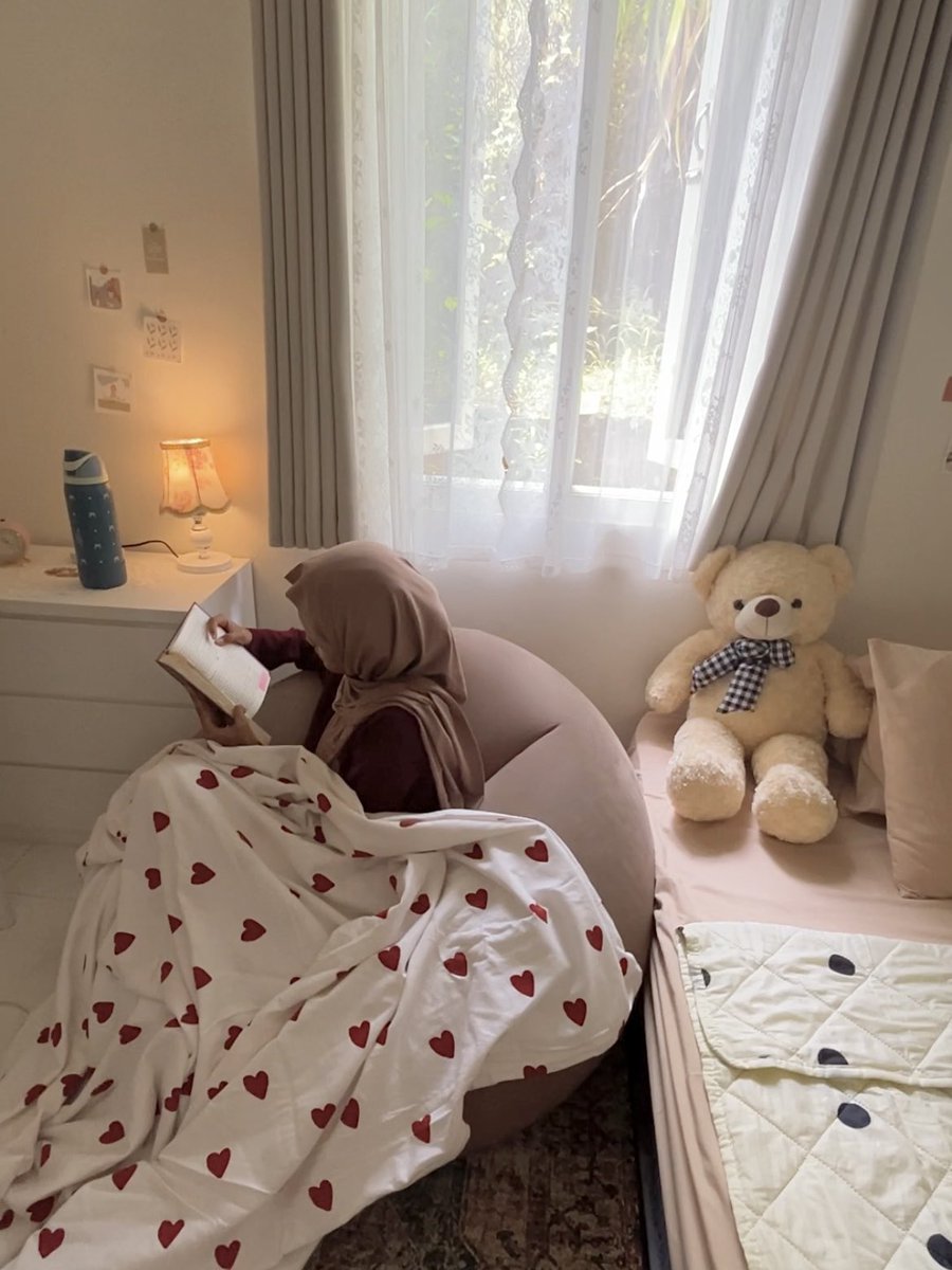 alksmw's tweet photo. my cozy reading corner 📖🤎🛋️ https://t.co/xYOh88imkI
