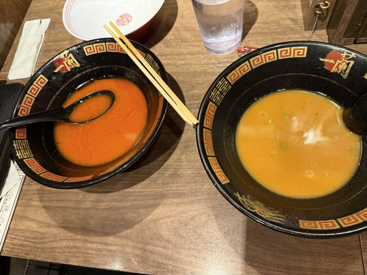 HIMEHINA_QUEEN's tweet photo. 一蘭に食べに行った！

2倍の自分と10倍頼んだ子のスープの色の差がすごい😅

ちょっともらったけど目の前にでっけぇでっけぇトウガラシ🌶が見えた🤣 https://t.co/GQF8GaLMfl