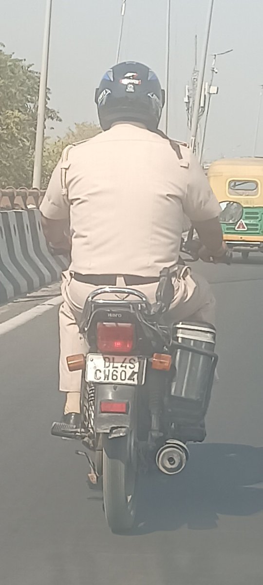 दिल्ली में कानून की जिम्मेदारी निभाने वाले ही अगर नियमों की अनदेखी करें तो आम जनता क्या सीखेगी?
आज देखा कि एक दिल्ली पुलिस कर्मचारी ने अपनी मोटरसाइकिल के नंबर प्लेट पर काली टेप लगाकर नंबर छुपाया हुआ है। #महिपालपुर  <a href="/DelhiPolice/">Delhi Police</a> <a href="/DelhiComplaint/">Delhi Complaint</a> <a href="/dtptraffic/">Delhi Traffic Police</a>