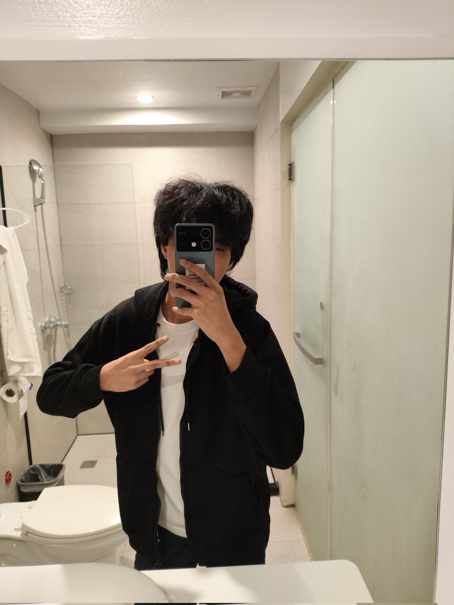Lyle_Schnied3r's tweet image. I got so bored at my hotel room that I just took a photo of myself in the bathroom. That's what boredom does to you I guess. 

#Boredom