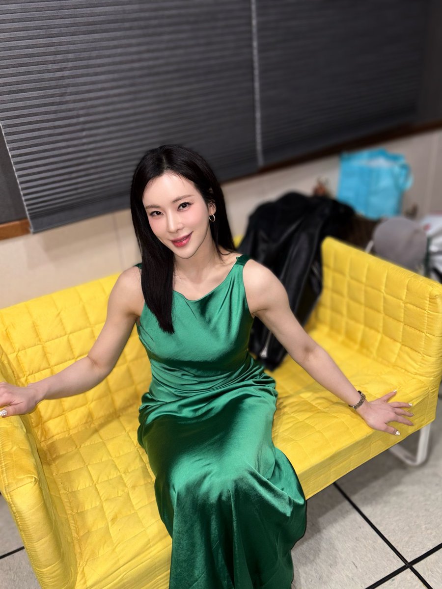 PALMTREE_IS's tweet photo. 항상 보고 있어도 보고 싶은👀
#정선아 와 새벽 4시에 만날래👋

썸머렘피카와 함께 에너지 끌어올려서↗️
#이호광의커튼콜 렘피카 특집에서 만나요💃🕺

🔗 https://t.co/Wj6FL21Bxh

MUSICAL LEMPICKA
2026.03.21-2026.06.21
NOL 씨어터 코엑스 우리은행홀

#JeongSunAh #뮤지컬배우 
#PALMTREEISLAND https://t.co/XeqhrUuCFT