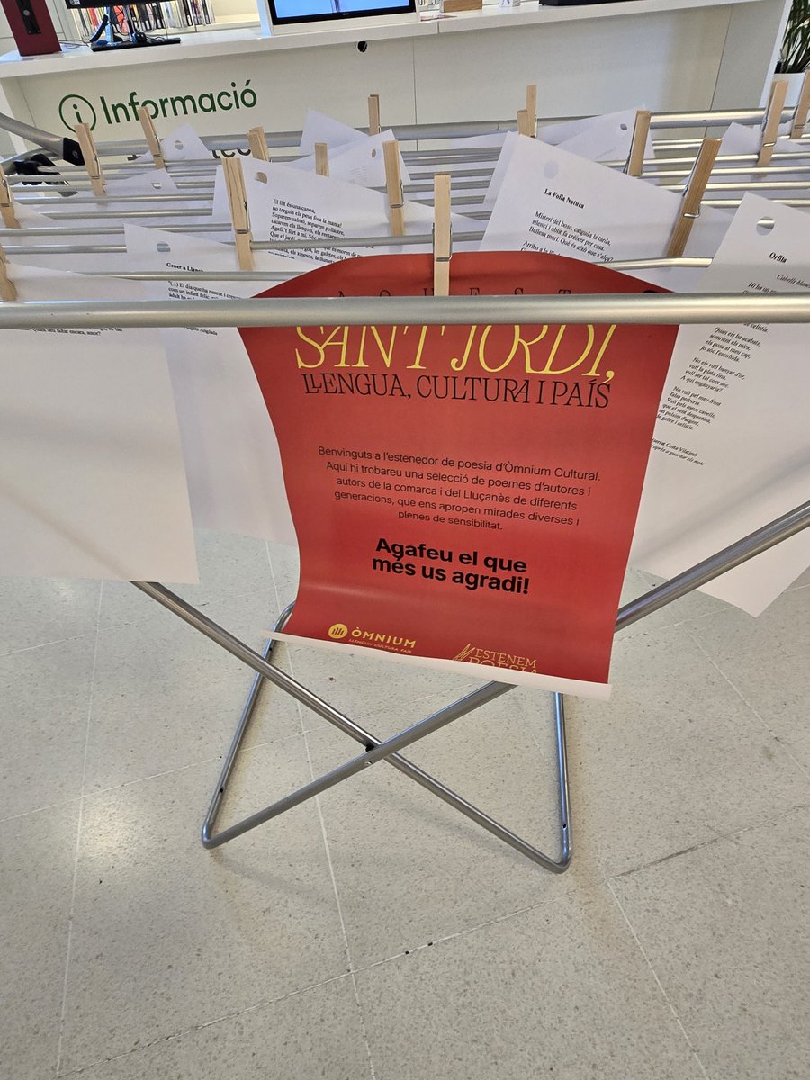 BibliotecaVicPB's tweet photo. Us convidem a agafar el poema que més us agradi de l'estenedor de poesia d'@omnium. Hi trobareu poemes d'autors d'Osona i del Lluçanès, als quals hem afegit poemes seleccionats pel @lecxit i del poemari "Petiteses" de Pep Molist. @bibliotequesXBM @vic_cultura @OmniumOsona https://t.co/eV0ZwuvWtO