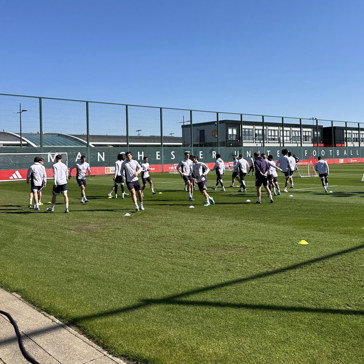 UnitedStandMUFC's tweet image. 🚨 At #mufc training this morning: Leny Yoro still not back but hopeful for Monday vs Brentford. Matheus Cunha is on a recovery day. The rest of the squad are present, plus Shea Lacey, Tyler and Jack Fletcher. [@DanyalHKhan]