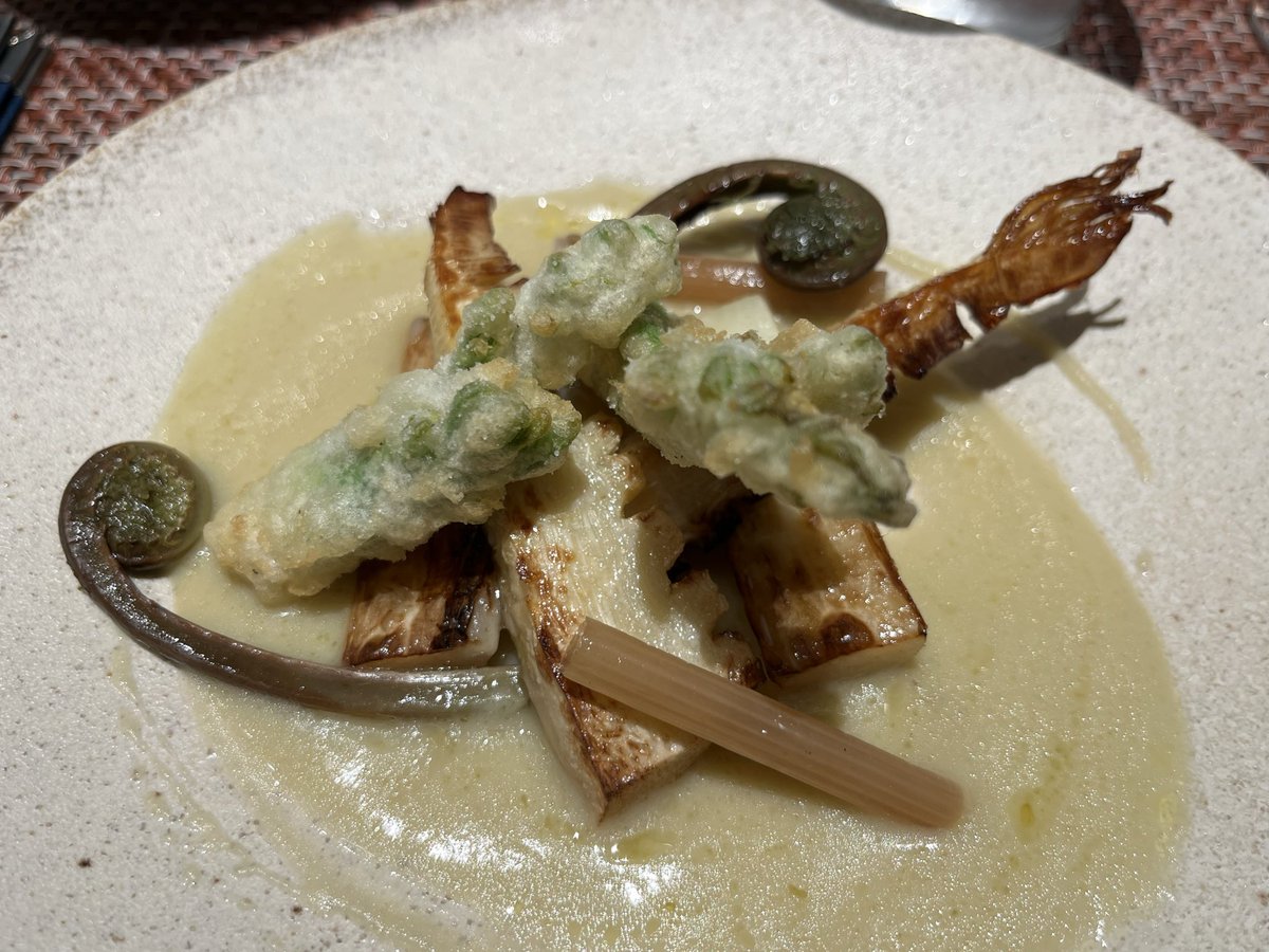 jaDvm3Snix65146's tweet image. 先日の、駆け込まなかった #ape さんで！
虎ノ門で山菜のフリットにハマった方は絶対行くべきよ😆
ピクルスも美味しかった…😋

鰯も格別だったし、菜の花・ホタルイカ・筍、春の味が詰まってて口福でした✨