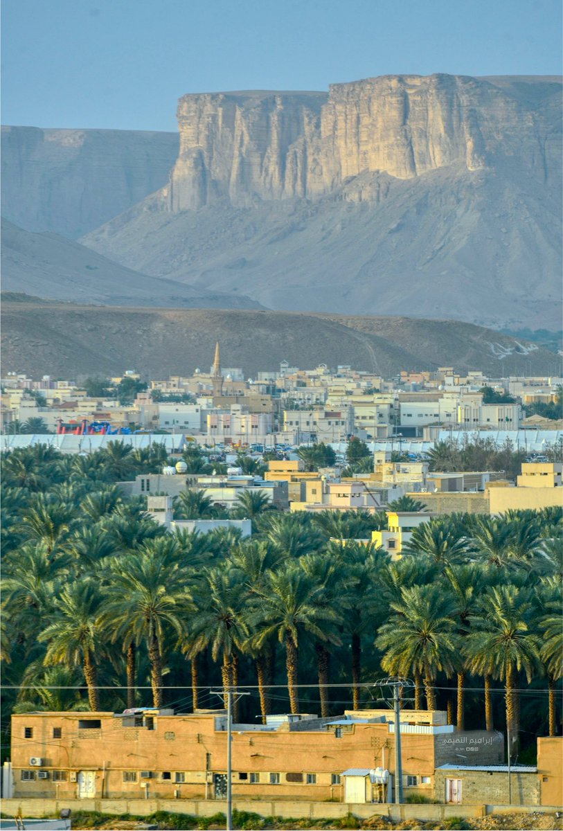 في محافظة #الحريق الأرض تهمس، والنخيل تصغي، والروح تبتسم، والجبال تعانق الأفق مهابة .