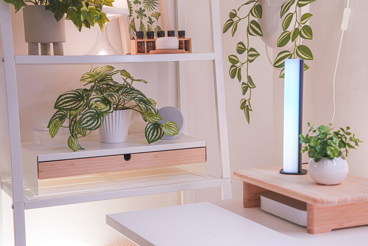 reni1chang's tweet image. 【追加したもの4️⃣】
IKEA／エロヴェン（モニタースタンド）

オープン棚のレールベリに、
見せない収納をちょい足し🧺
サイズ・素材感がかなり相性いいです。

ボールペン・メモ書き用A4用紙・カードリーダーなどを収納。

すぐ取れるのに、見た目はすっきり。
地味だけど快適度が上がりました🌿
#IKEA