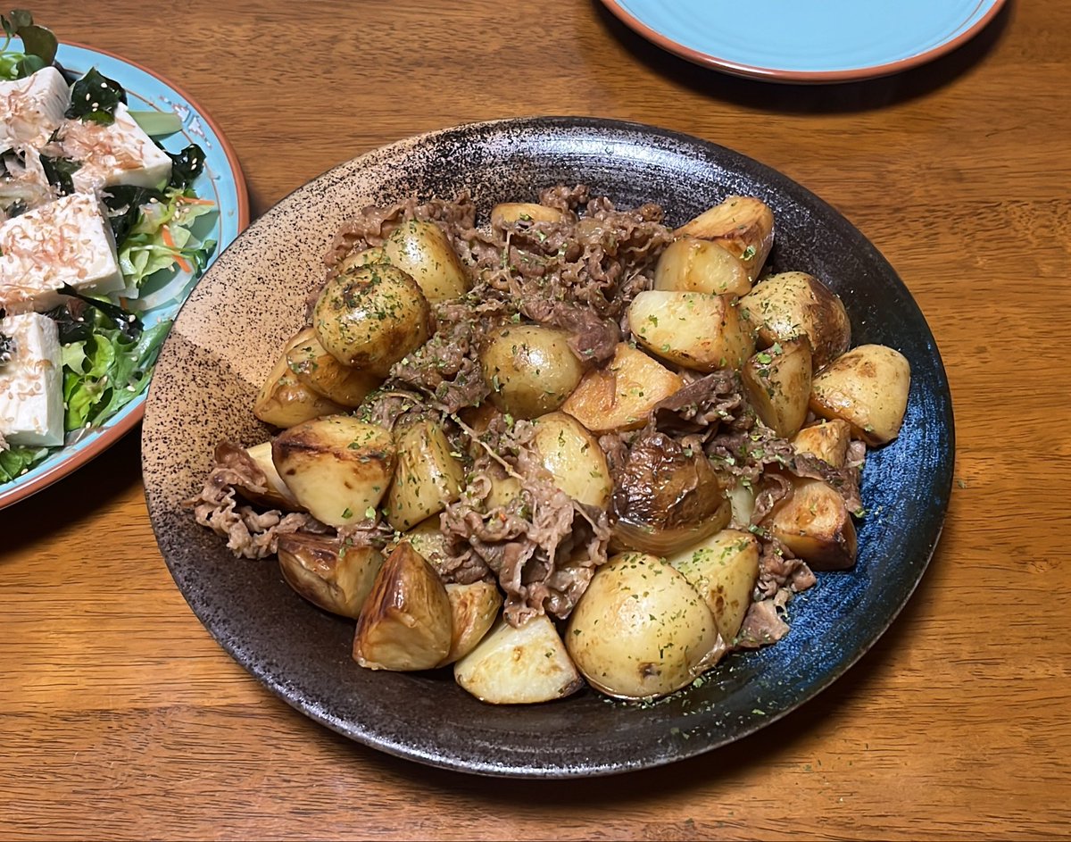 aykr_gbf's tweet photo. 新じゃががスーパーに並んでたので
レンチンして揚げ焼きして、牛皿汁だくと和えるだけの旨いヤツ〜
割と好評です。 https://t.co/t14NS1Yk2Y