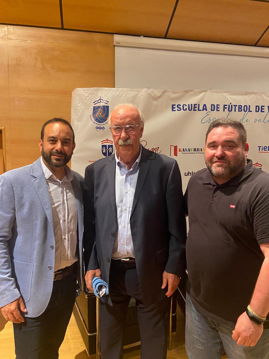 PSOEValdemoro's tweet image. Todo un placer acompañar en la presentación del III Torneo Solidario por la inclusión @EFValdemoro que se jugará el puente del 1 mayo.

⚽️Han asistido el gran Vicente del Bosque, David Jiménez de la @RFFM_oficial y el periodista Javier Callejo.

#Valdemoro #Fútbol #Inclusión