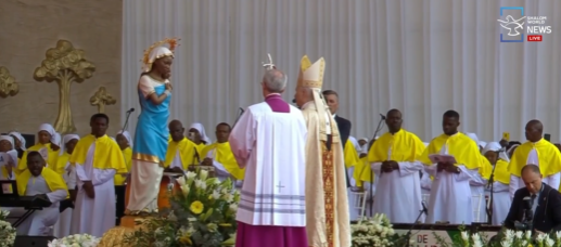 shalomworldnews's tweet image. #PopeLeoXIV concludes the final Eucharistic celebration of his journey before the thousands gathered in faith. The Holy Father delivers his blessing and entrusts the nation to the care of the Virgin Mary, marking the spiritual culmination of an 11-day mission.
#HolyMass #Blessing