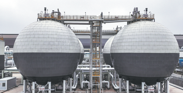 ChinaDaily's tweet image. China has cemented its status as the undisputed heavyweight champion of the global #energy storage sector, successfully transforming itself from an industry follower into the global pacemaker, said industry experts and government officials.

By the end of 2025, the nation's