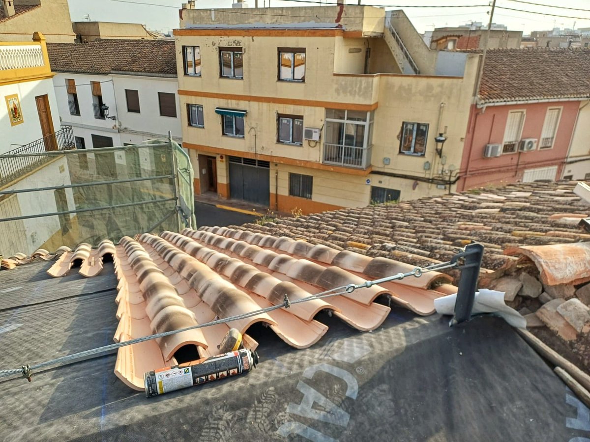 ConsMariAleixos's tweet photo. 🏗️ Estamos realizando la cobertura final de teja curva en uno de nuestros proyectos. ➡ Para asegurar la impermeabilización se recomienda colocar bajo la teja algún elemento extra. En este caso hemos puesto una placa de xps como refuerzo.

🔗​ https://t.co/rJEPyziFl3 https://t.co/udppn8hJGy