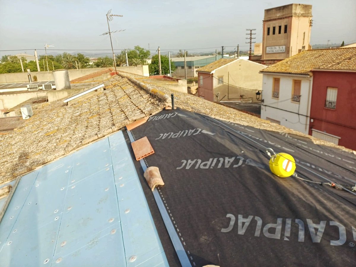 ConsMariAleixos's tweet photo. 🏗️ Estamos realizando la cobertura final de teja curva en uno de nuestros proyectos. ➡ Para asegurar la impermeabilización se recomienda colocar bajo la teja algún elemento extra. En este caso hemos puesto una placa de xps como refuerzo.

🔗​ https://t.co/rJEPyziFl3 https://t.co/udppn8hJGy
