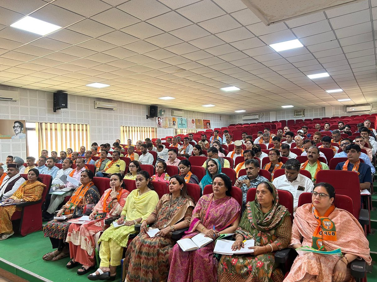 DograSanjita's tweet image. भाजपा मुख्यालय, जम्मू में आयोजित पंडित दीनदयाल उपाध्याय प्रशिक्षण महा अभियान 2026 के अंतर्गत जिला प्रशिक्षण टोली बैठक में सहभागिता।

संगठन सशक्तिकरण और कार्यकर्ता विकास पर सार्थक चर्चा। 
@narendramodi @blsanthosh 

#BJP #JammuKashmir #Training