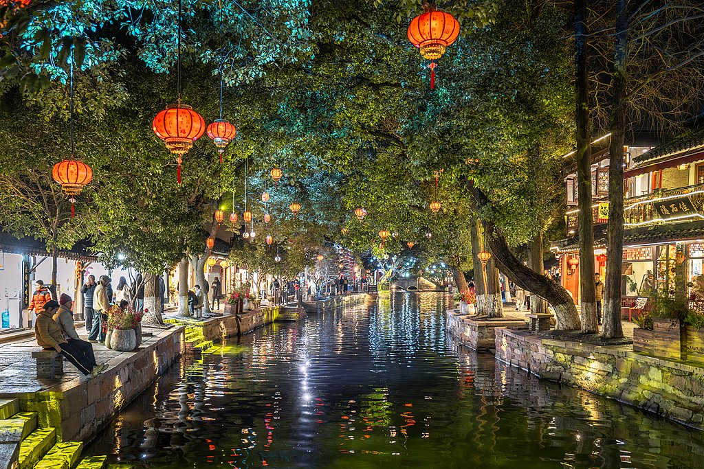 cgtnenespanol's tweet image. 🌏 China refuerza su imagen global como país seguro y estable. ¿Caminar de noche sin preocupación? ¿Entrar en una tienda sin personal y pagar con total normalidad? Para muchos extranjeros en China, esto no es teoría… es rutina diaria. #China #seguridad #xw #turismo #DM