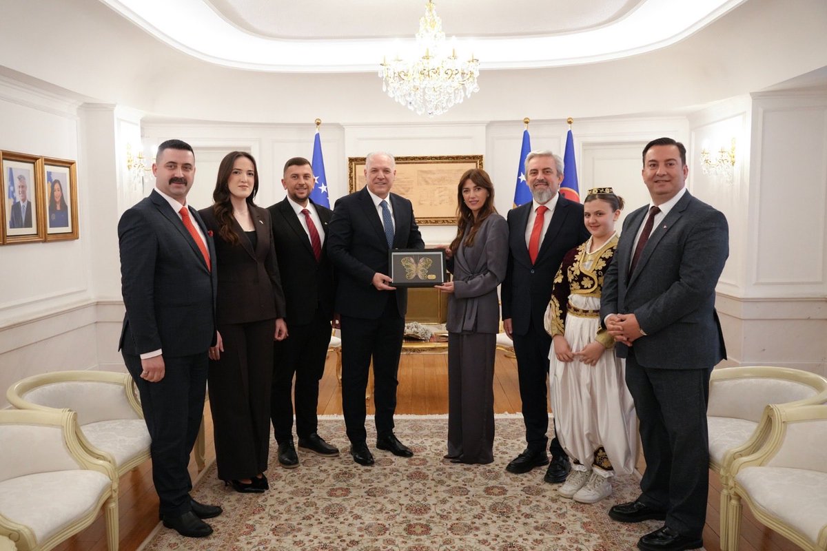 albulenahaxhiu_'s tweet photo. On the occasion of Turkey’s National Sovereignty and Children’s Day, I welcomed DPM @DamkaFikrim and representatives of the Turkish community in 🇽🇰 . Their contribution to our public life remains valued, and their role in strengthening ties with 🇹🇷 deeply appreciated. https://t.co/usG0QaqxoL