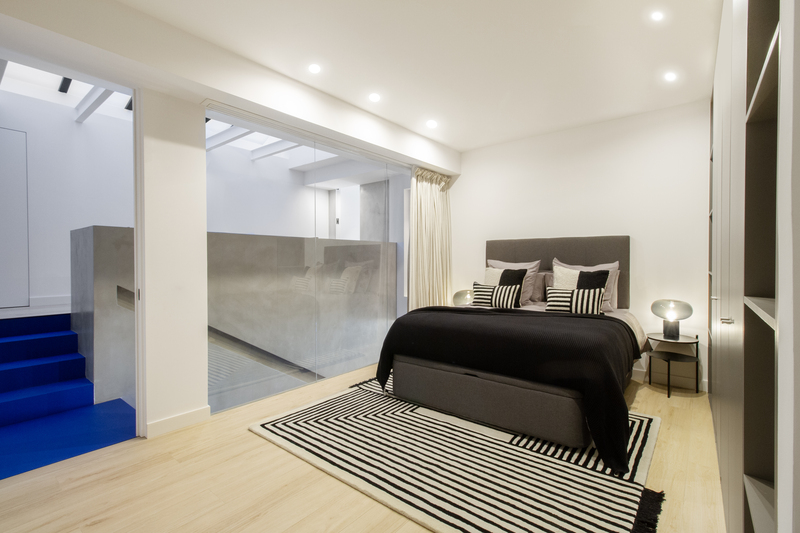 nanarquitectura's tweet image. El proyecto Peacock Blue, del estudio AdeL liderado por Anouk de Lesparda, transforma una antigua sucursal bancaria en una vivienda de doble altura donde la #luz, el #color y la #verticalidad articulan el espacio 🏡 

Descubre el proyecto completo aquí 👇

eu1.hubs.ly/H0tN6ZX0