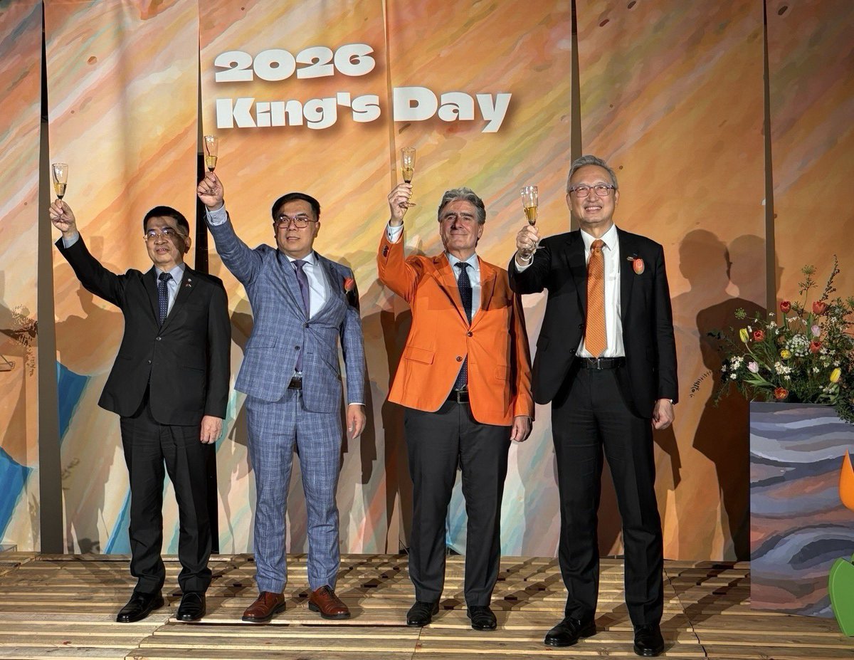 MOFA_Taiwan's tweet image. Dep. Min. @francois1899 thanked #Netherlands🇳🇱 for continued strong cross-party support for #Taiwan🇹🇼 during @NLOT_Taiwan’s #KingsDay celebrations. Deepening trade ties expand cooperation across semiconductors and other key sectors.