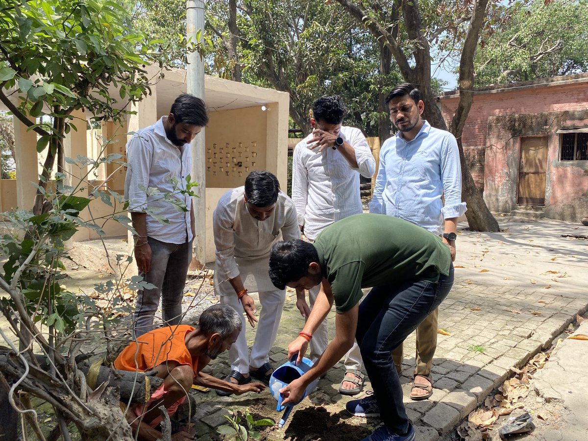 Abvp_srejila's tweet image. आज सहारनपुर जिले की देवबंद नगर इकाई द्वारा 'तरुण चेतना' कार्यक्रम के अंतर्गत नगर के विभिन्न स्थानों पर वृक्षारोपण किया गया। 
इस कार्य में मुख्य रूप से विभाग संगठन मंत्री श्री सतेन्द्र जी भाईसाहब एवं प्रांत सह मंत्री श्री सूरज राणा जी की उपस्थिति रही। 🪴🌏
#ABVP #Saharanpur