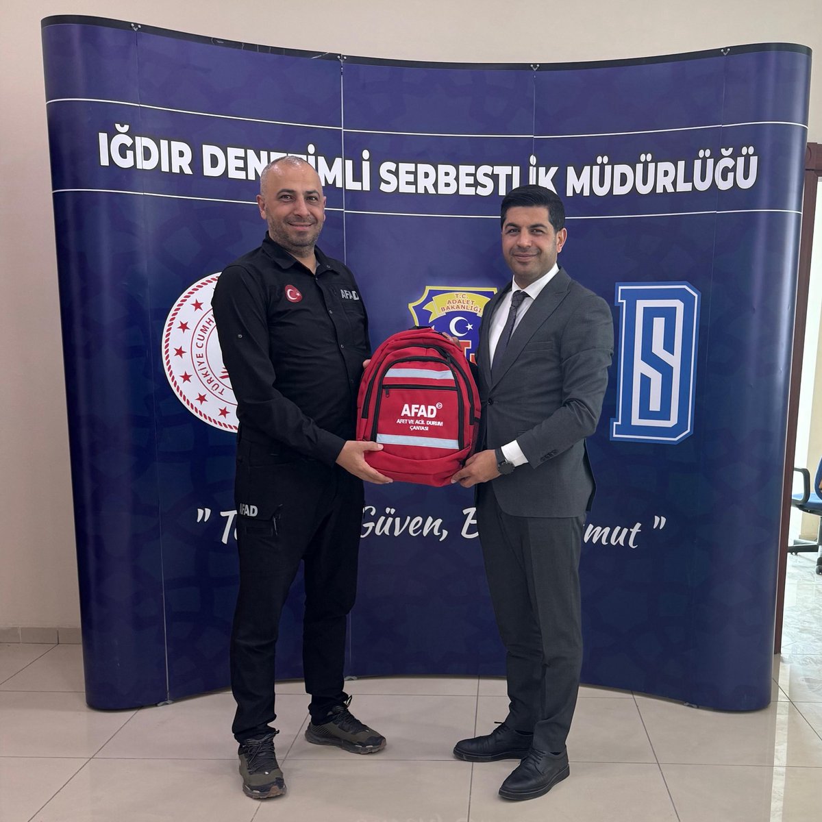 AFADIgdir's tweet photo. İl Müdürümüz Fikret DENİZ tarafından, Iğdır Denetimli Serbestlik Müdürü Erkan YILDIRIM’a iade-i ziyarette bulunulmuştur.

Gerçekleştirilen ziyarette, kurumlar arası iş birliği ve yürütülen çalışmalar hakkında karşılıklı görüş alışverişinde bulunulmuştur. https://t.co/B7mAQlEeX8