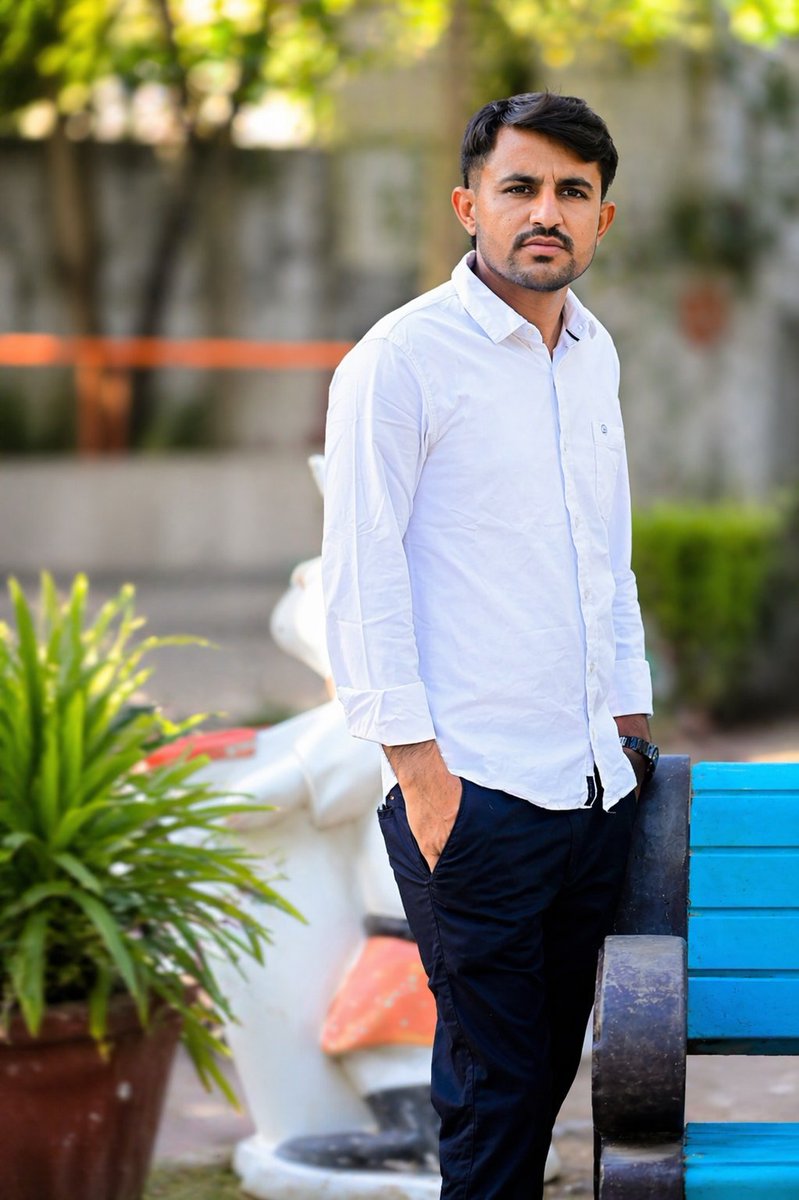 हमने खुद को यूँ तराशा है,
कि अब आईना भी हमसे सलाह लेता है…।
 #Attitude #SelfMade #Swag
#RoyalVibes #Confidence
#HindiShayari #ShayariLover
#LifeQuotes #Mindset
#Respect