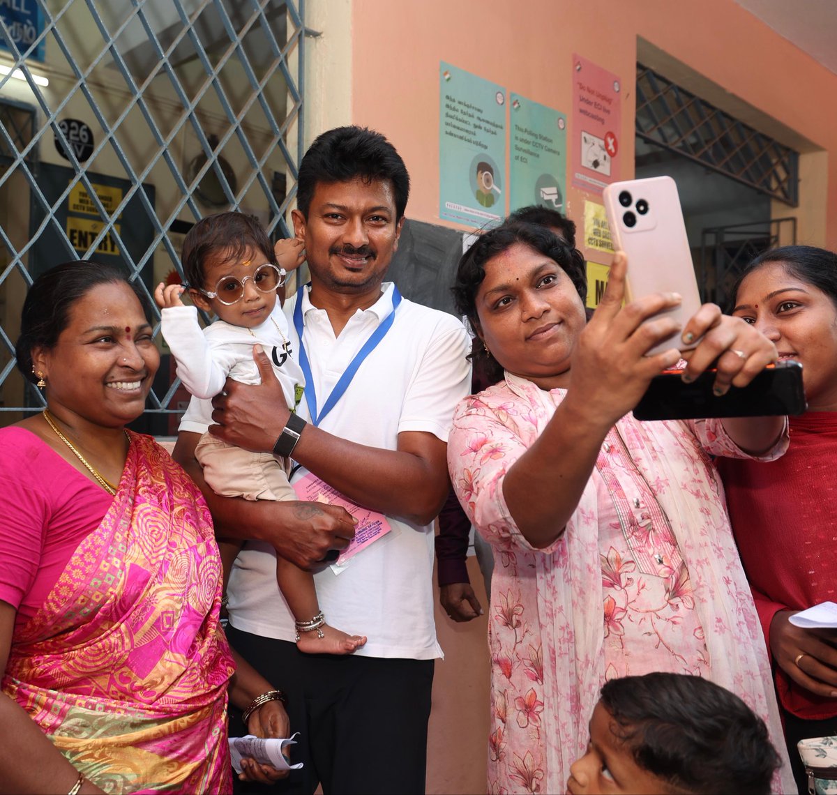 நம்முடைய #ChepaukTriplicane தொகுதிக்குட்பட்ட வாக்குச்சாவடிகளில் இன்று மாலை வாக்குப்பதிவு நடைபெறுவதை பார்வையிட்டோம். அலுவலர்கள் - முகவர்கள் உள்ளிட்டோரிடம் வாக்குப்பதிவு நிலவரம் குறித்து கேட்டறிந்தோம்.
