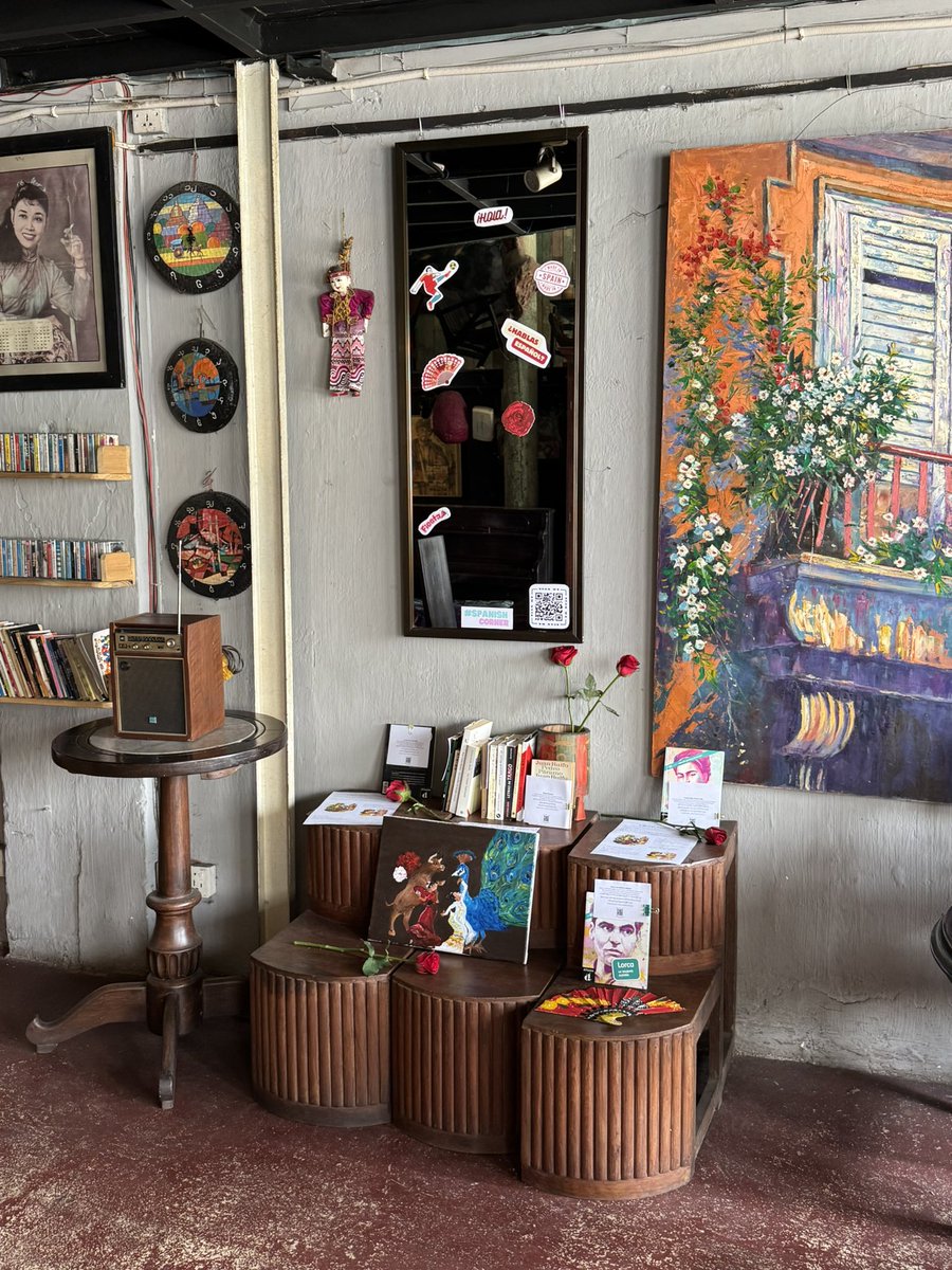 EmbEspMyanmar's tweet photo. Hoy celebramos el Día del Español y del Libro en Myanmar inaugurando un rincón de literatura en español en Pansodan Café Downtown! 🇪🇸📚

📖 Ven a descubrir autores hispanohablantes y la tradición de Sant Jordi 

👉 Regala un libro y una rosa🌹📚 también en Myanmar 🇲🇲 https://t.co/i9Ct39i9tz