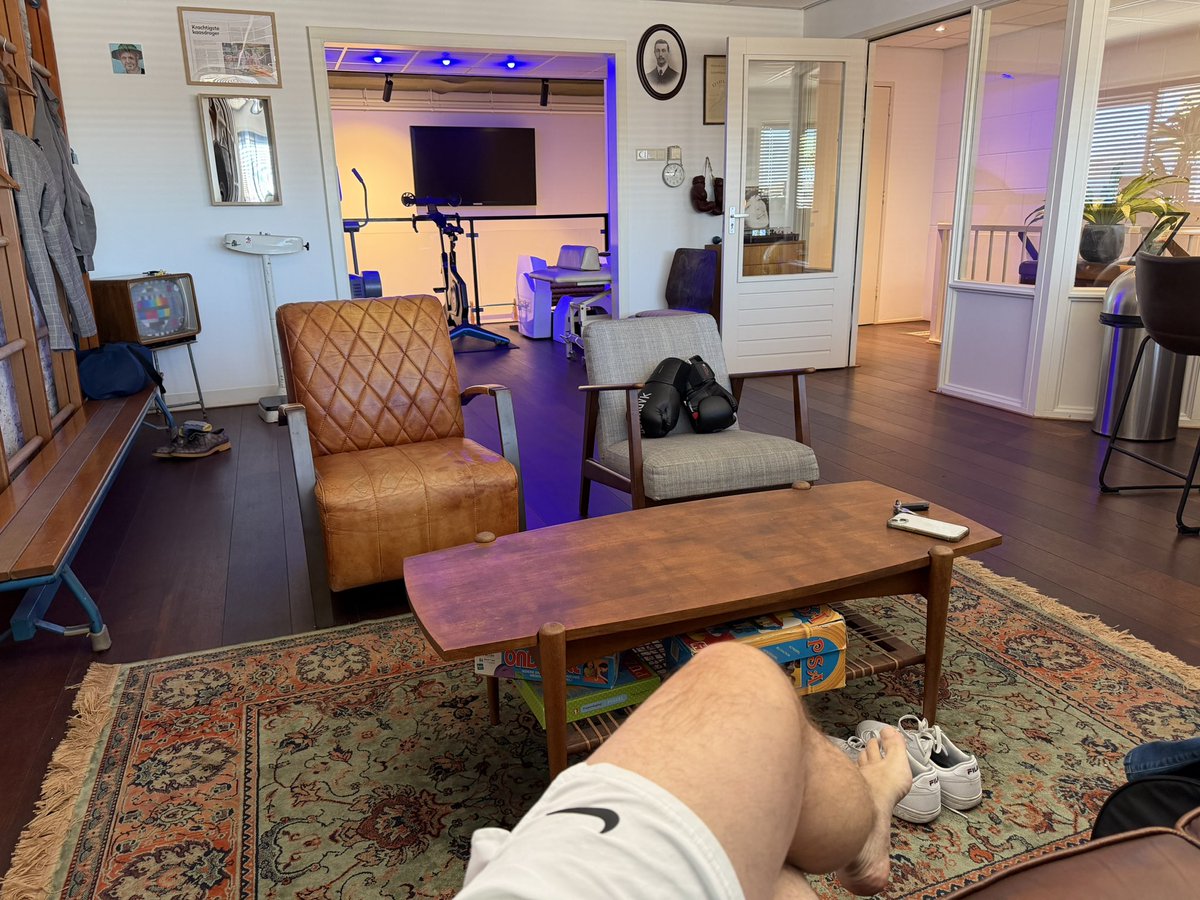 joskeijsper's tweet image. Nog even rustig op het bankie en dan straks naar beneden voor een uurtje knallen. #trosfit #personaltraining #Alkmaar #blijvenbewegen #parkinson