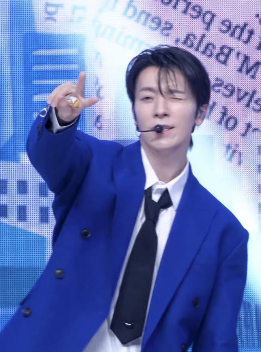 ドンへさんのステージ最高やった💙💙💙
ビジュもさいこう！！！はぁ〜かっこいい🥺🥺