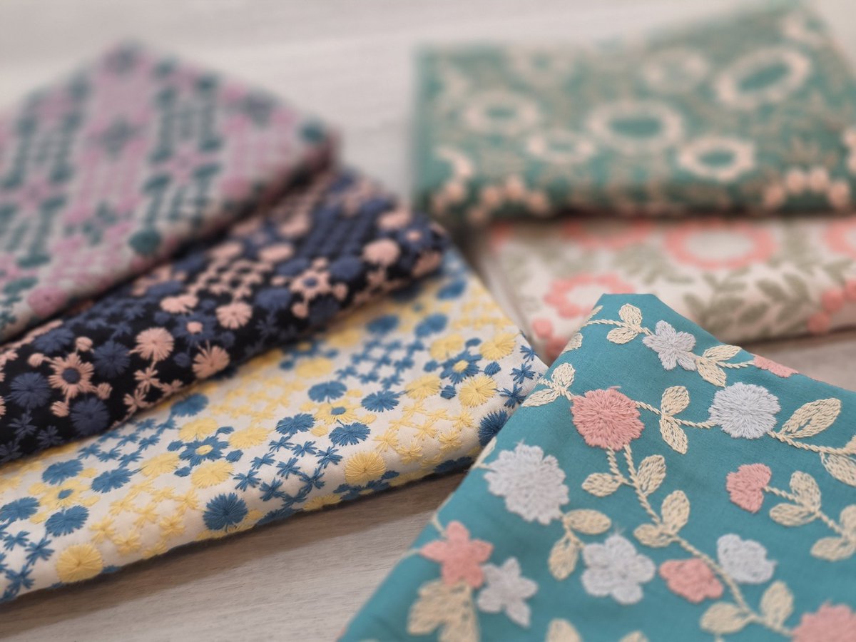 桐生の刺繍
今日倉庫に納品されました
この生地をお店に並べるのが仕事ではなく
どんな形にするか
どれだけ魅力的な方にするか
ここからが勝負です
ここまで来たら
想像ではなく
妄想からの戦いです